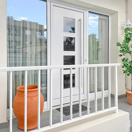 The Encino - Luxury Seaside لارنكا