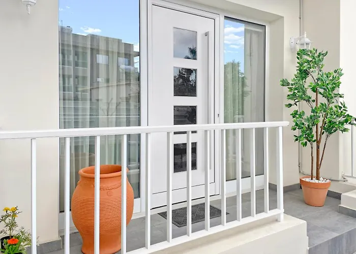 The Encino - Luxury Seaside ラルナカ