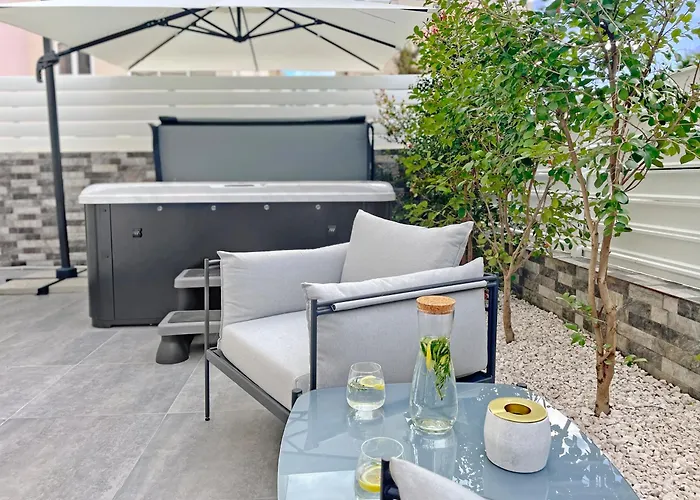 The Encino - Luxury Seaside アパート ラルナカ